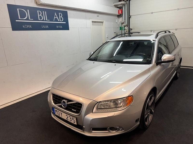 Ljusgrå (grå) Begagnad 2012 Volvo V70 R-Design Momentum Kombi | 89 900 kr (Marknadspris) - Bild 1/4