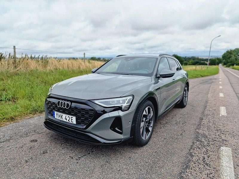 Grå Begagnad 2024 Audi Q8 e-tron SUV | 680 000 kr (Marknadspris) - Bild 1/4