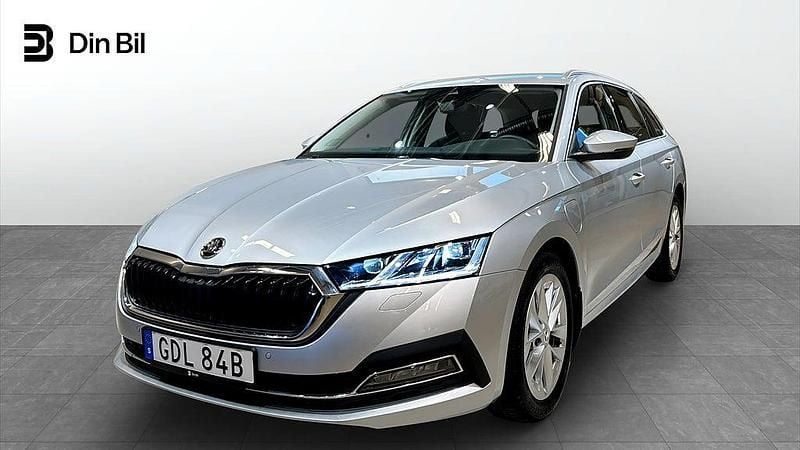Silver Begagnad 2024 Skoda Octavia Style Kombi | 324 900 kr (Bra pris) - Bild 1/4