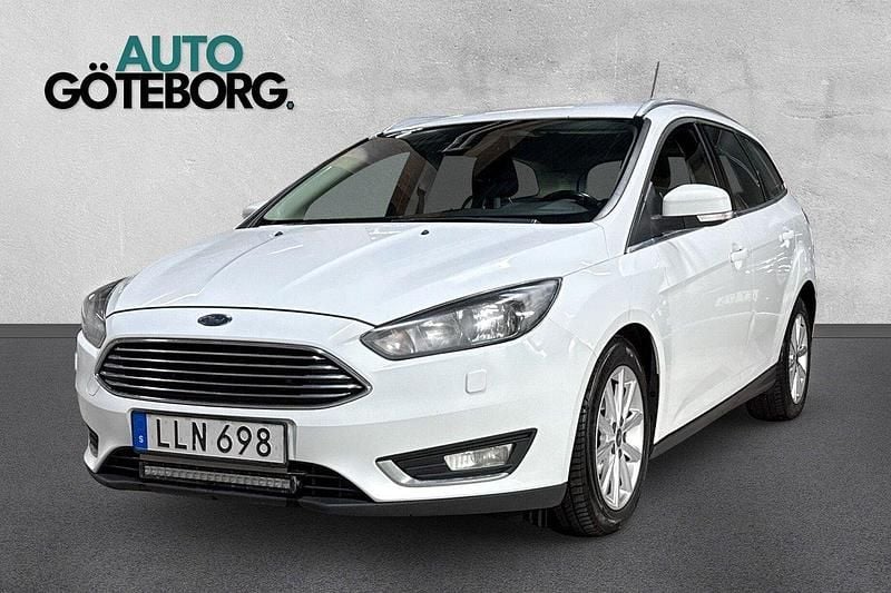 Vit Begagnad 2016 Ford Focus Titanium Kombi | 99 900 kr (Marknadspris) - Bild 1/3