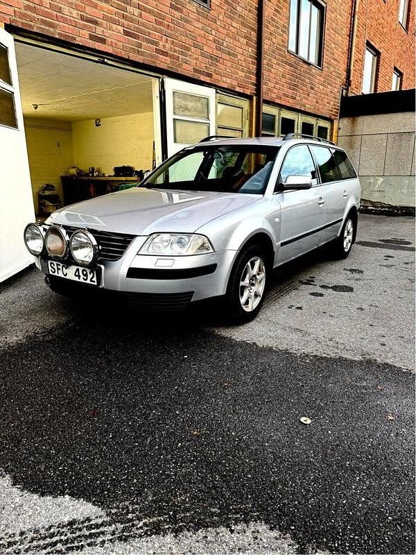Silver Begagnad 2001 VW Passat Kombi | 20 000 kr (Lite dyr) - Bild 1/4