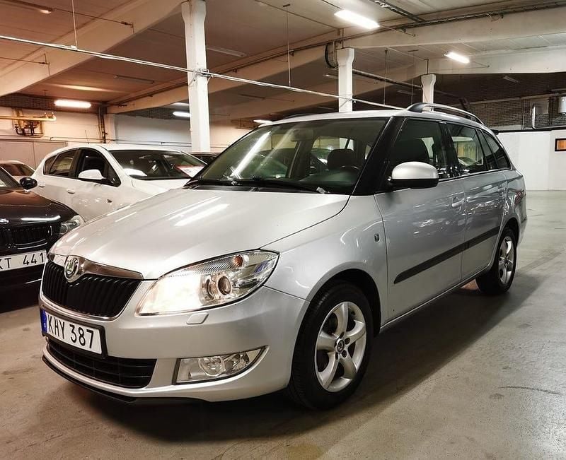 Silver Begagnad 2012 Skoda Fabia Elegance Kombi | 39 900 kr (Marknadspris) - Bild 1/4