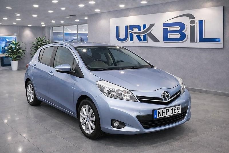 Ljusblå Begagnad 2013 Toyota Yaris Active Halvkombi | 54 900 kr (Bra pris) - Bild 1/4