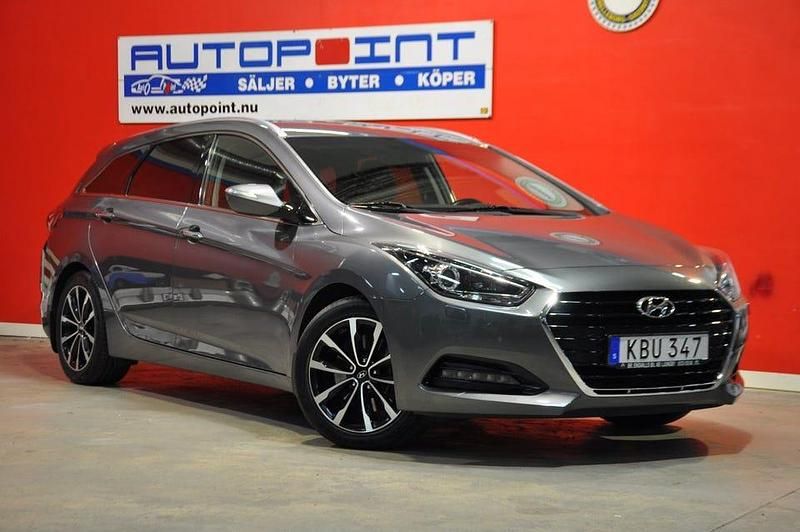 Silver (gråmetallic) Begagnad 2016 Hyundai i40 Kombi | 153 900 kr (Lite dyr) - Bild 1/4