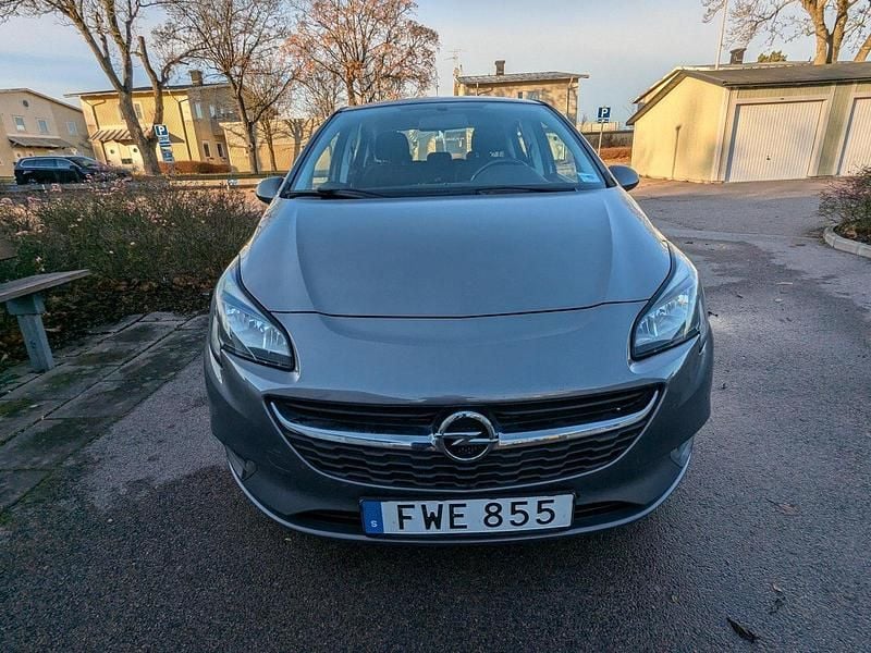 Grå Begagnad 2015 Opel Corsa Enjoy Halvkombi | 76 500 kr (Marknadspris) - Bild 1/4