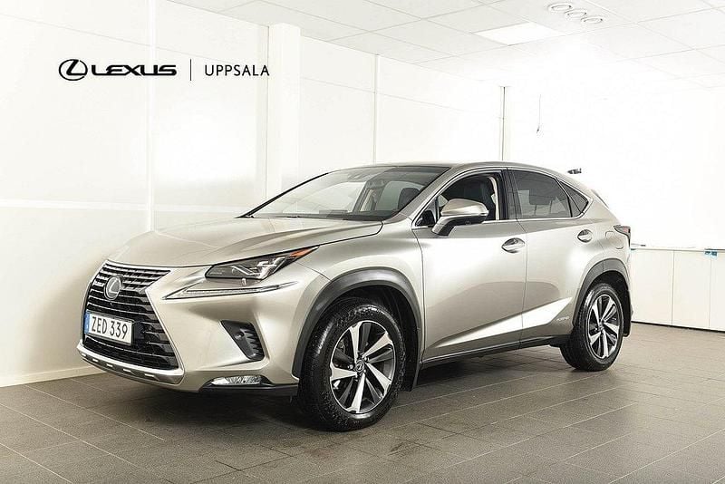 Ljusgrå Begagnad 2017 Lexus NX300h Luxury Line SUV | 294 900 kr (Marknadspris) - Bild 1/4