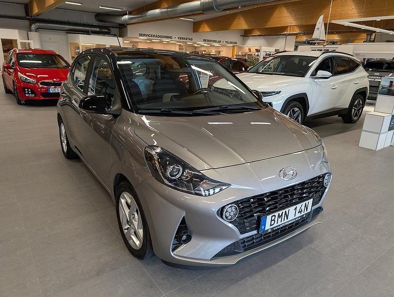 Grå Begagnad 2020 Hyundai i10 Edition Halvkombi | 109 900 kr (Marknadspris) - Bild 1/4