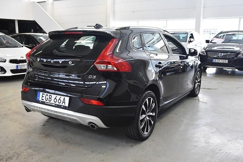 Begagnad Volvo V40 Momentum 150 HK (110 kW) 2019 Svart Halvkombi
