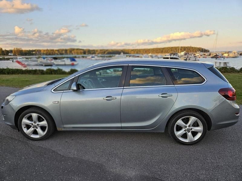 Grå Begagnad 2011 Opel Astra Enjoy Kombi | 38 900 kr (Lite dyr) - Bild 1/4