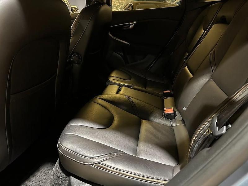 Begagnad Volvo V40 Pro 150 HK (110 kW) 2019 Ljusblå Halvkombi