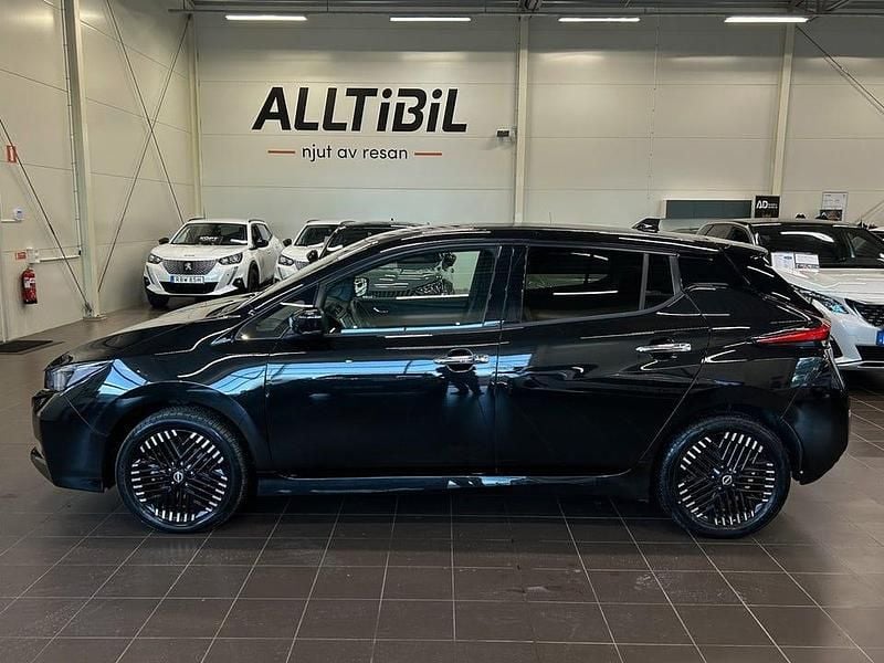Begagnad Nissan Leaf 360º 160 kW (218 HK) 2023 Svart Halvkombi