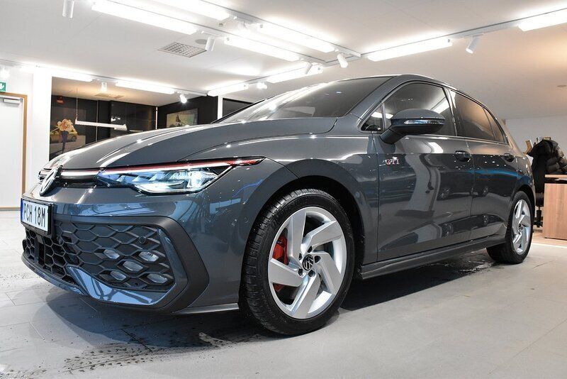 Mörkgrå Ny 2025 VW Golf VIII GTI Halvkombi | 421 200 kr (Marknadspris) - Bild 1/3