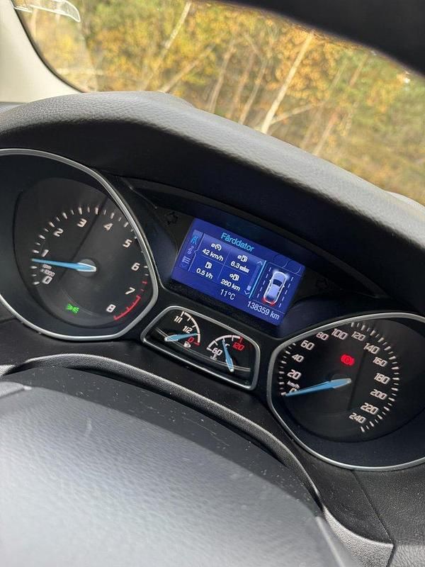 Blå Begagnad 2013 Ford Focus Trend Halvkombi | 60 000 kr (Marknadspris) - Bild 1/4