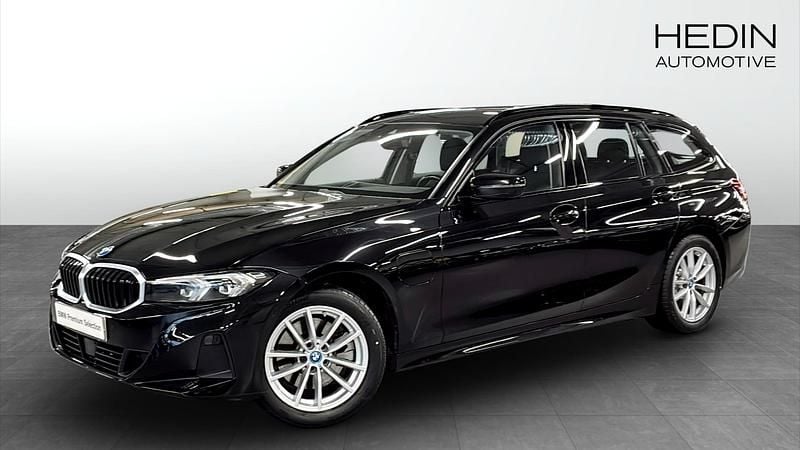 Svart (black) Begagnad 2023 BMW 330e Shadowline Kombi | 374 700 kr (Marknadspris) - Bild 1/4