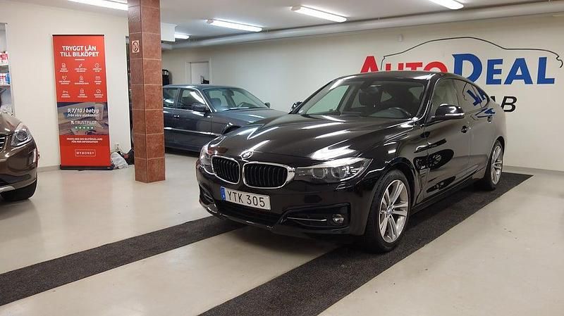 Svart Begagnad 2017 BMW 320 Gran Turismo Sport Line Halvkombi | 169 900 kr (Marknadspris) - Bild 1/4