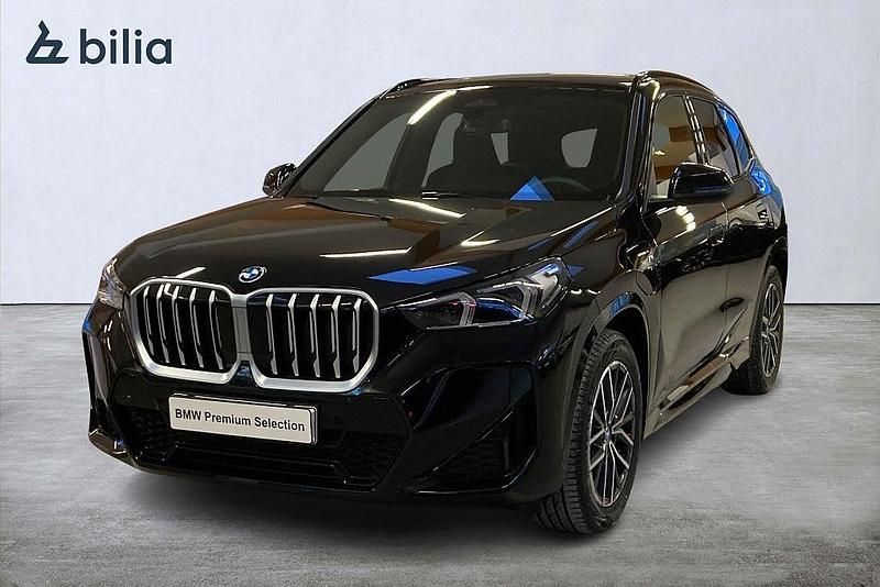 Svart Begagnad 2025 BMW X1 M Sport SUV | 529 000 kr (Marknadspris) - Bild 1/4