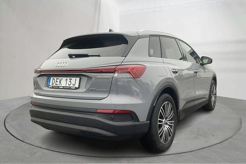 Begagnad Audi Q4 e-tron 150 kW (204 HK) 2024 Grå SUV