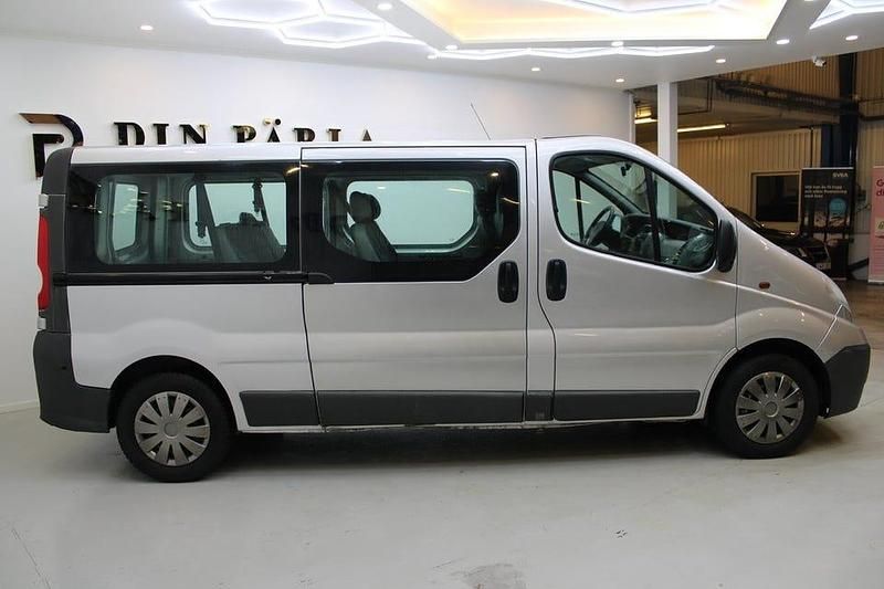 Begagnad Opel Vivaro 117 HK (86 kW) 2007 Grå Minibuss
