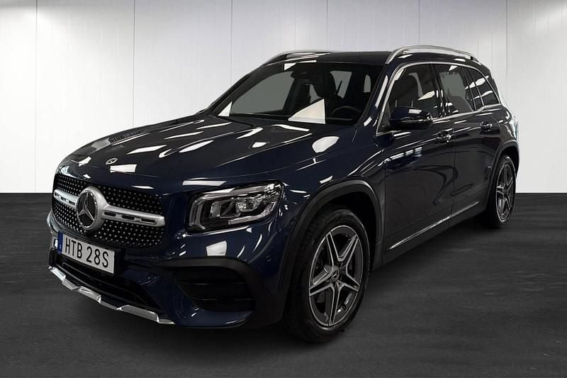 Blå (blue) Begagnad 2021 Mercedes GLB200 AMG SUV | 379 900 kr (Bra pris) - Bild 1/4