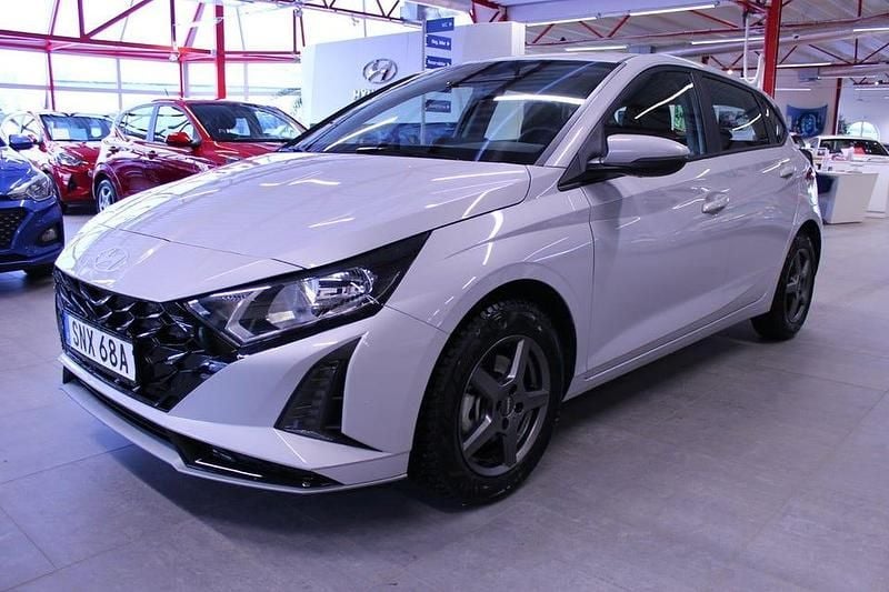 Grå Begagnad 2024 Hyundai i20 Halvkombi | 239 000 kr (Marknadspris) - Bild 1/4