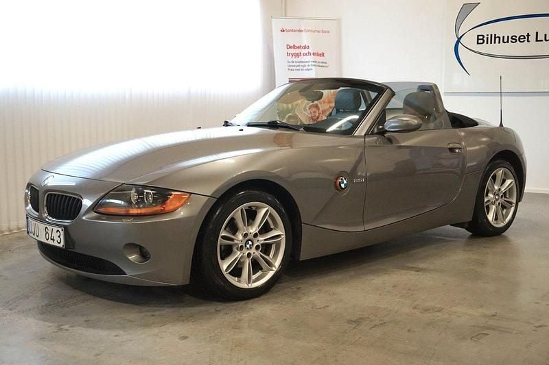 Grå Begagnad 2003 BMW Z4 Cab | 149 000 kr (Marknadspris) - Bild 1/4