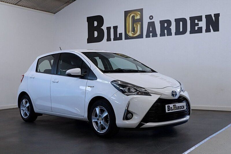 Begagnad 2020 Toyota Yaris Hybrid Active Halvkombi | 129 900 kr (Marknadspris) - Bild 1/4