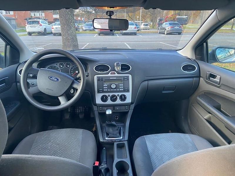 Begagnad 2006 Ford Focus Halvkombi | 18 000 kr (Marknadspris) - Bild 1/3