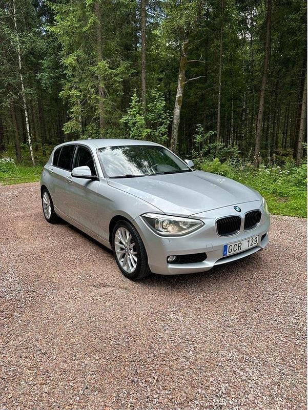 Silver Begagnad 2013 BMW 118 Halvkombi | 80 000 kr (Marknadspris) - Bild 1/4
