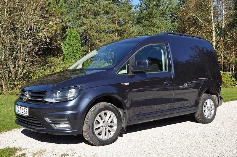 Mörkblå (blå) Begagnad 2017 VW Caddy Minibuss | 129 900 kr (Dyr) - Bild 1/4