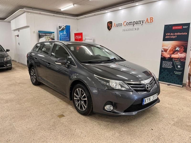 Mörkgrå (grå) Begagnad 2013 Toyota Avensis Business Edition Kombi | 94 900 kr (Marknadspris) - Bild 1/4