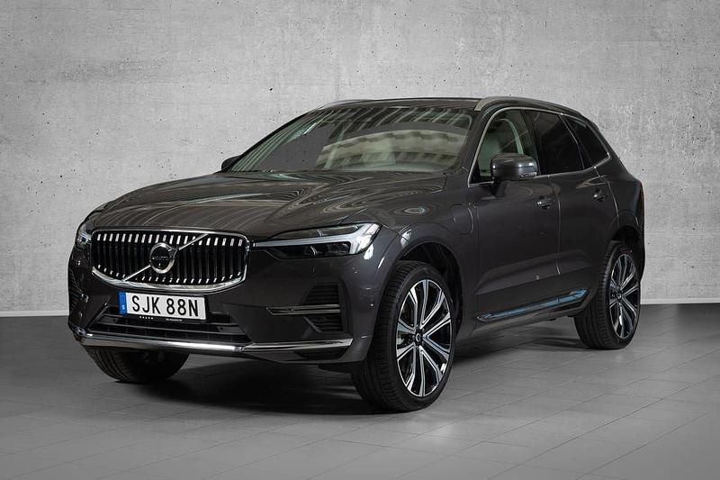 Grå Begagnad 2025 Volvo XC60 Plus SUV | 599 000 kr (Dyr) - Bild 1/4