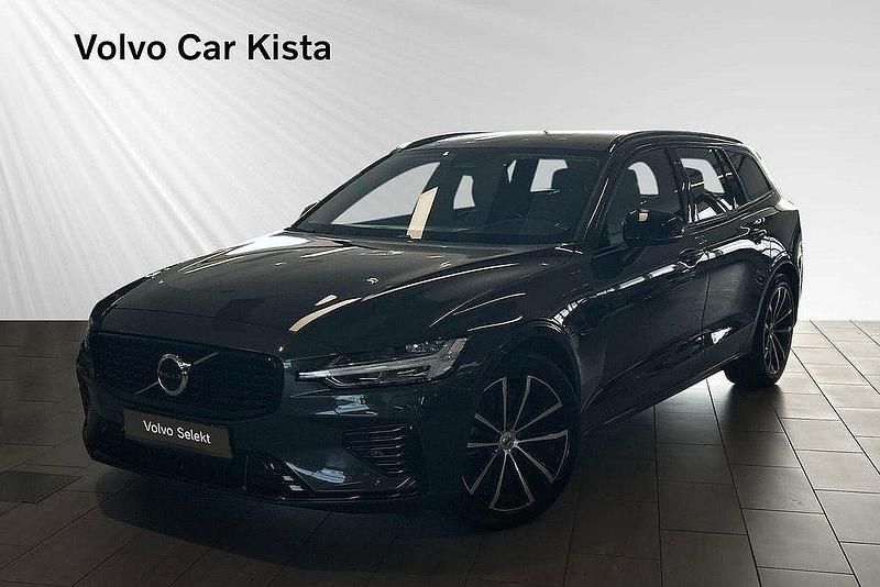 Grå Begagnad 2024 Volvo V60 Plus Kombi | 474 900 kr (Marknadspris) - Bild 1/4