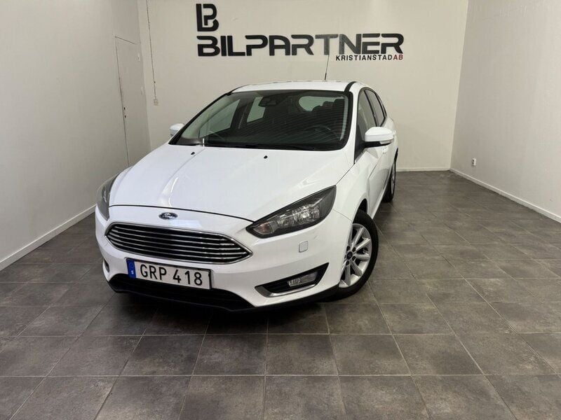 Vit Begagnad 2015 Ford Focus Titanium Halvkombi | 69 900 kr (Marknadspris) - Bild 1/4