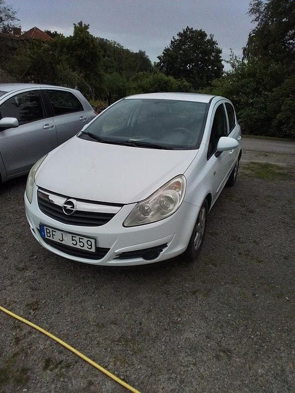 Vit Begagnad 2008 Opel Corsa Halvkombi | 19 900 kr (Bra pris) - Bild 1/4