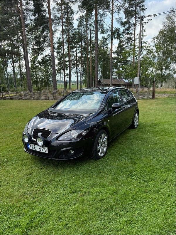 Svart Begagnad 2011 Seat Leon Style Halvkombi | 40 000 kr (Marknadspris) - Bild 1/3