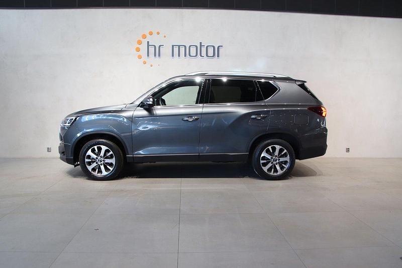 Grå Begagnad 2024 Ssangyong (KGM) Rexton SUV | 619 000 kr - Bild 1/4