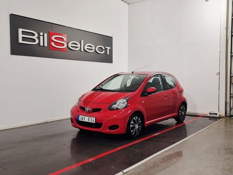 Röd Begagnad 2009 Toyota Aygo Halvkombi | 44 900 kr (Marknadspris) - Bild 1/4