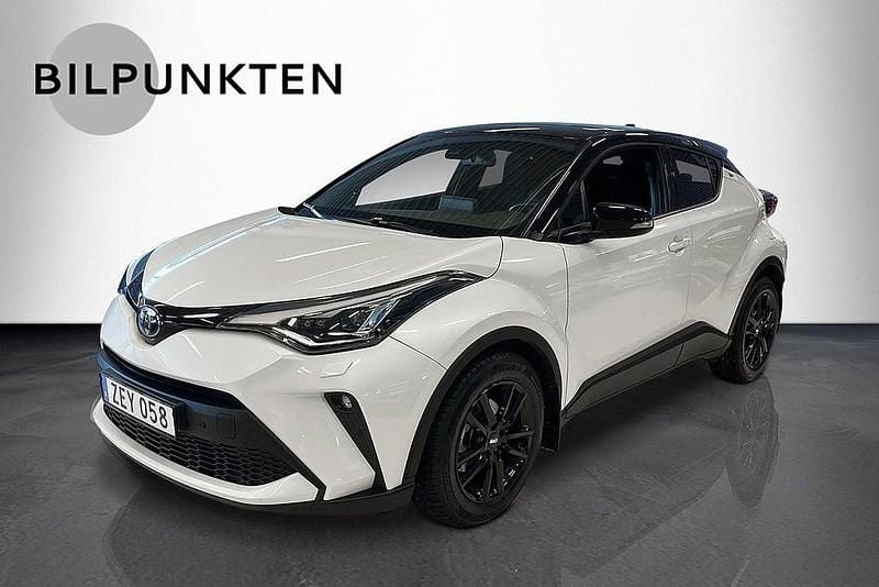 Vitmetallic/svart tak Begagnad 2022 Toyota C-HR Edition SUV | 269 900 kr (Marknadspris) - Bild 1/4