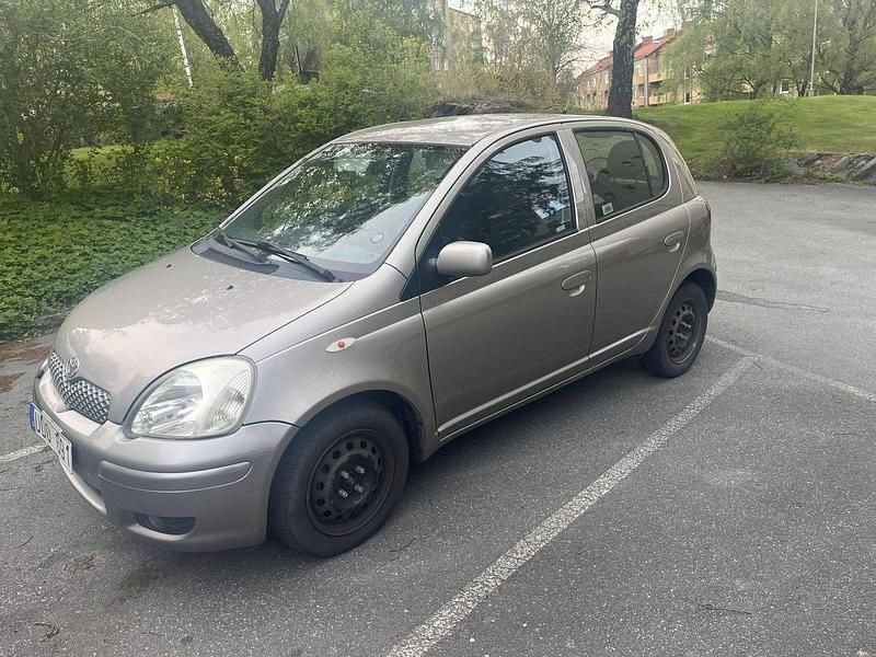 Grå Begagnad 2003 Toyota Yaris Halvkombi | 17 000 kr (Marknadspris) - Bild 1/2