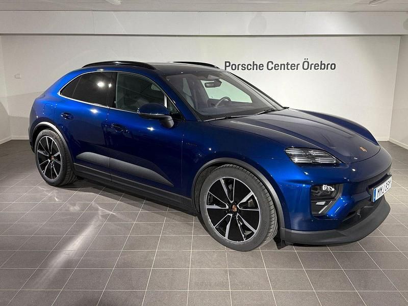 Blå (gentian blue metallic) Begagnad 2025 Porsche Macan SUV | 995 000 kr (Superpris) - Bild 1/4