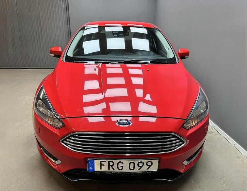 Begagnad Ford Focus Titanium 101 HK (74 kW) 2016 Röd Halvkombi
