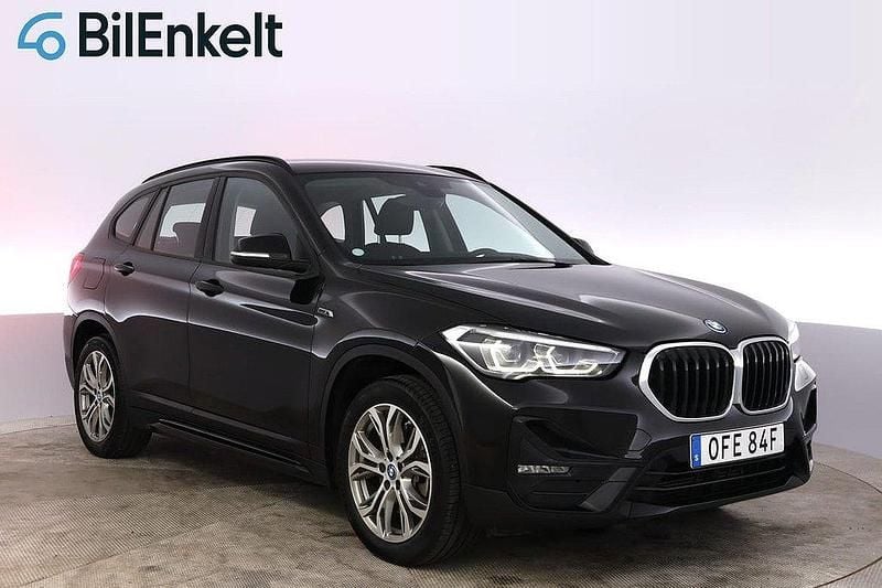 Svart Begagnad 2021 BMW X1 Sport Line SUV | 328 900 kr (Marknadspris) - Bild 1/4