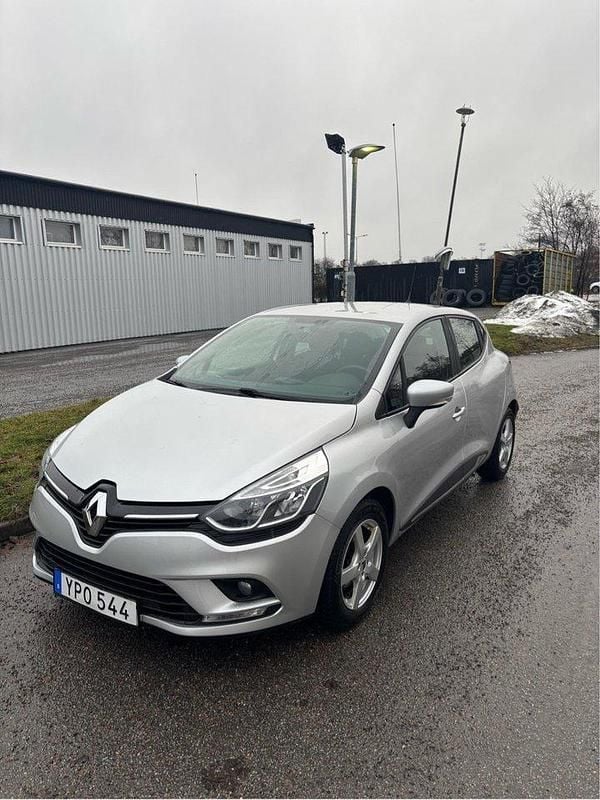 Silver Begagnad 2018 Renault Clio IV Halvkombi | 86 000 kr (Marknadspris) - Bild 1/4
