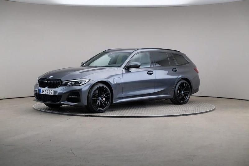 Mineral grey (metallic) Begagnad 2022 BMW 330 M Sport Kombi | 279 000 kr - Bild 1/4