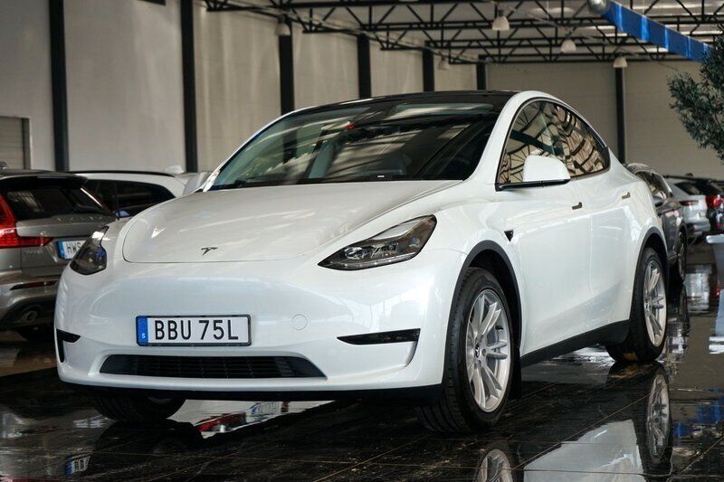 Vit Begagnad 2023 Tesla Model Y Standard Range SUV | 413 500 kr - Bild 1/4