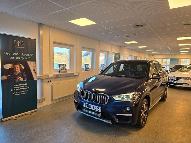 Blå Begagnad 2016 BMW X1 xLine SUV | 169 900 kr (Marknadspris) - Bild 1/4