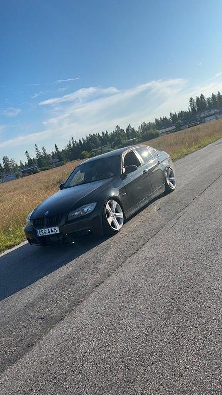 Svart Begagnad 2008 BMW 320 Sedan | 57 000 kr (Marknadspris) - Bild 1/4
