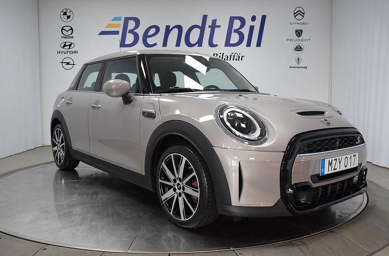 Grå Begagnad 2024 Mini Cooper S Halvkombi | 309 500 kr (Lite dyr) - Bild 1/3
