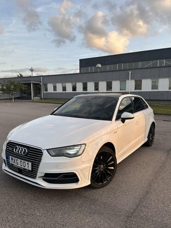 Vit Begagnad 2016 Audi A3 Sportback e-tron Ambition Sedan | 154 900 kr (Lite dyr) - Bild 1/4