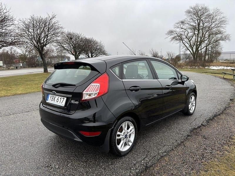 Begagnad Ford Fiesta Titanium 101 HK (74 kW) 2016 Svart Halvkombi